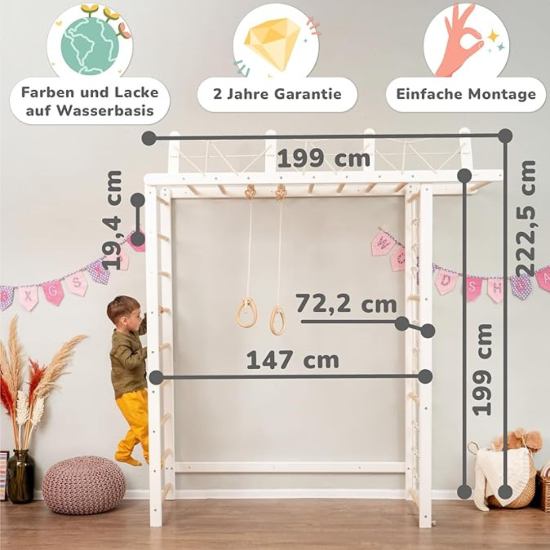 Elegante parque infantil para interiores WoodandHearts - escada em estilo sueco em madeira branca e natural com anéis de ginástica